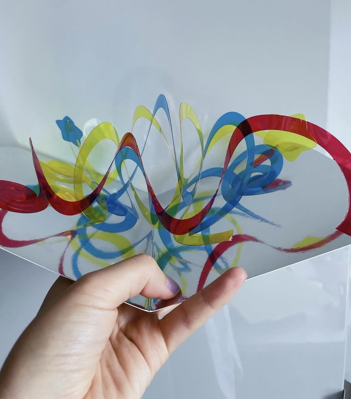 The same coloured-strip pop-up mechanism held in the hand, fanning open